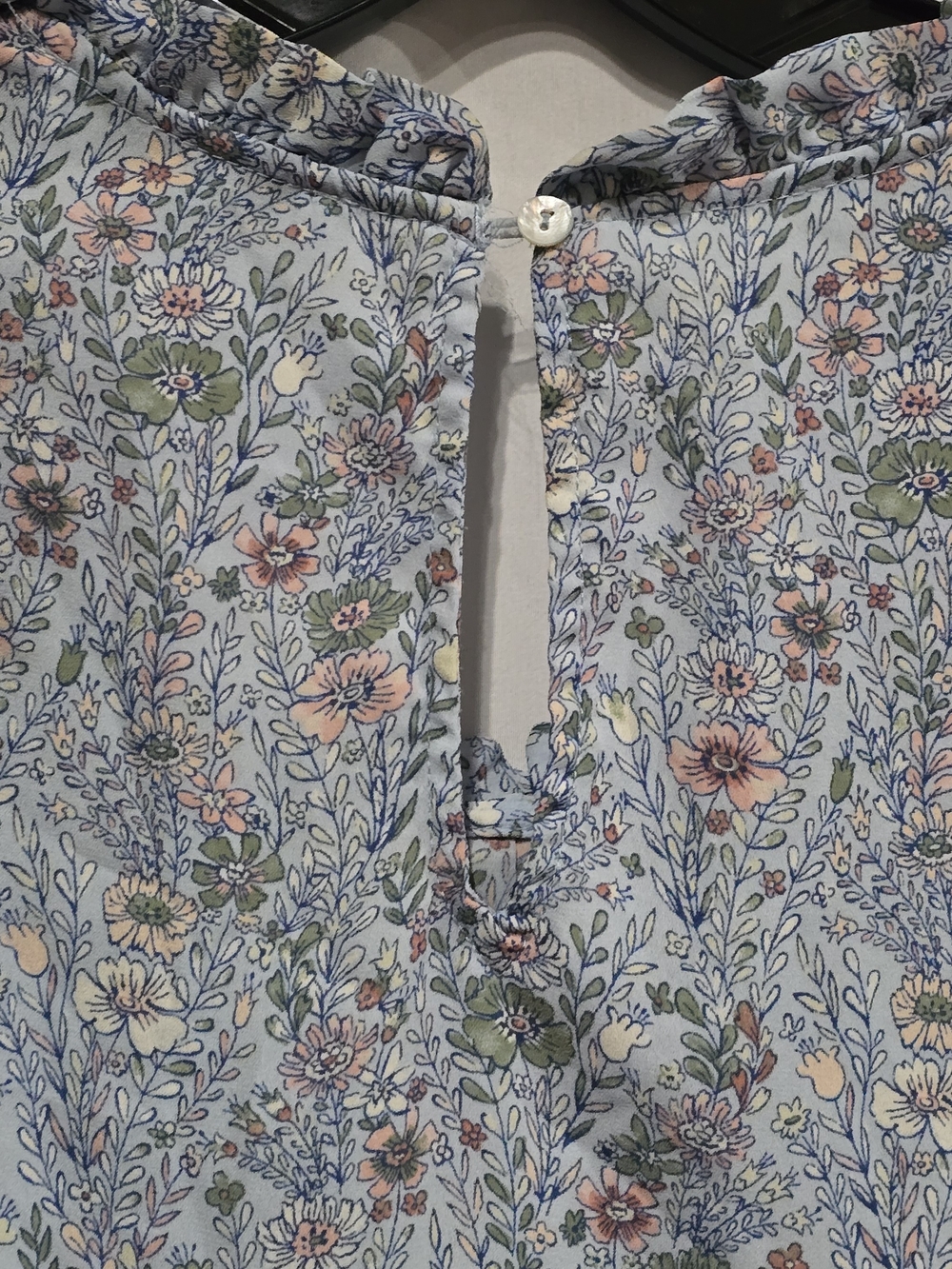 Rose + Olive Blue Floral Top w/Delicate Tiered Ruffle Sleeves, Pleated Front XL - Picture 4 of 7